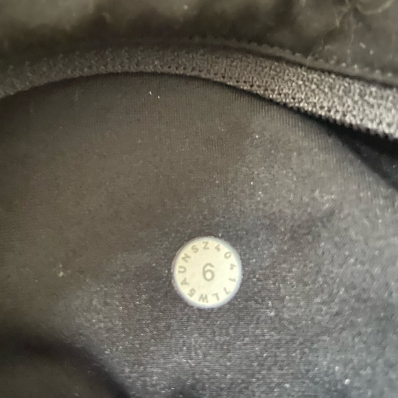 Black, size 4 lulu lemon leggings with pockets - Picture 4 of 4